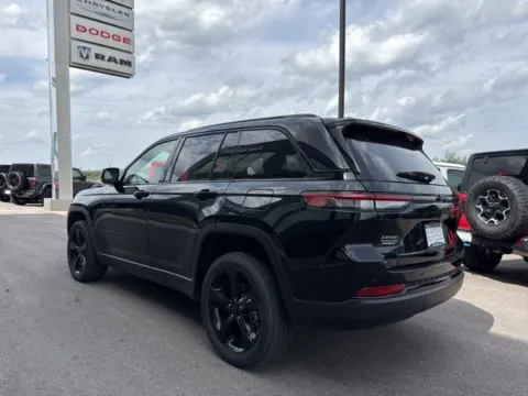 More photos of 2023 Jeep Grand Cherokee Altitude at Airport Chrysler Dodge Jeep Ram, MO