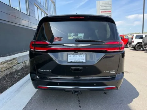 More photos of 2022 Chrysler Pacifica Limited at Airport Chrysler Dodge Jeep Ram, MO