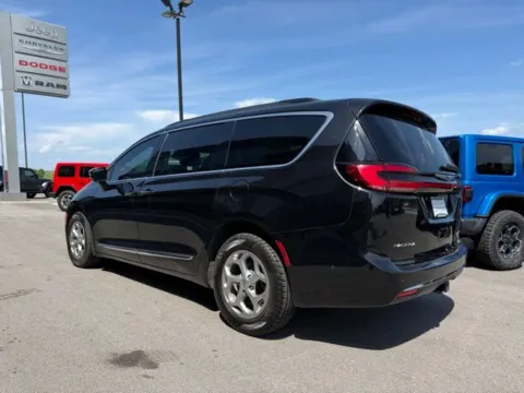 More photos of 2022 Chrysler Pacifica Limited at Airport Chrysler Dodge Jeep Ram, MO