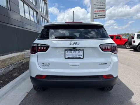 More photos of 2022 Jeep Compass Latitude Lux at Airport Chrysler Dodge Jeep Ram, MO