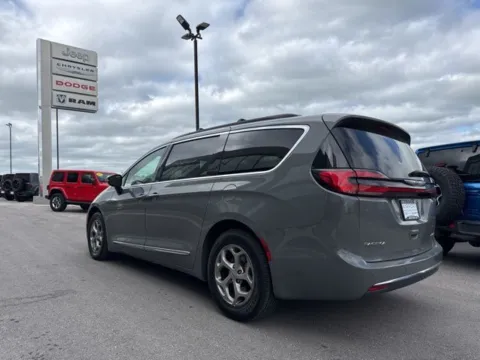 More photos of 2023 Chrysler Pacifica Limited at Airport Chrysler Dodge Jeep Ram, MO
