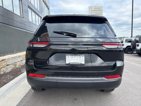 More photos of 2026 Jeep Grand Cherokee Limited at Airport Chrysler Dodge Jeep Ram, MO