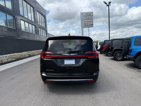 More photos of 2023 Chrysler Pacifica Touring L at Airport Chrysler Dodge Jeep Ram, MO