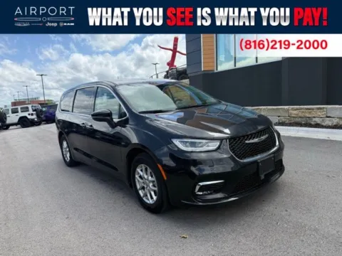 Black 2023 Chrysler Pacifica Touring L for sale in Platte City, MO