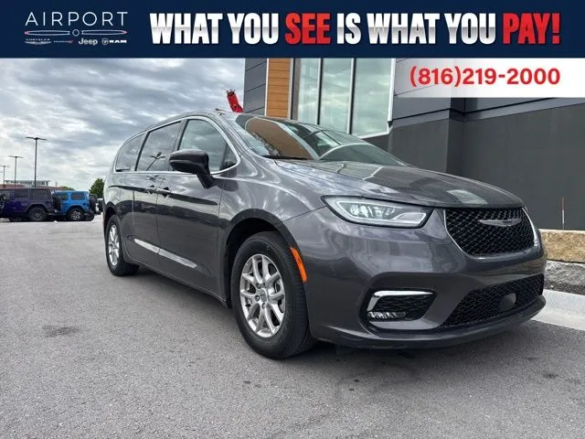 2023 Chrysler Pacifica Touring L's photo