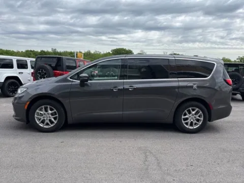 More photos of 2023 Chrysler Pacifica Touring L at Airport Chrysler Dodge Jeep Ram, MO