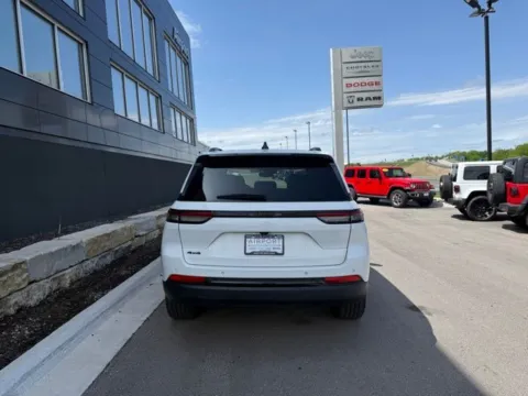 More photos of 2023 Jeep Grand Cherokee Altitude at Airport Chrysler Dodge Jeep Ram, MO