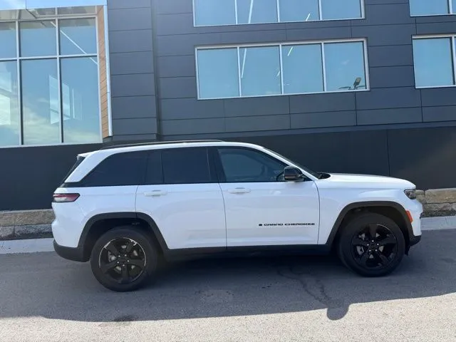 Used 2023 Jeep Grand Cherokee Altitude with VIN 1C4RJHAG6PC537706 for sale in Kansas City