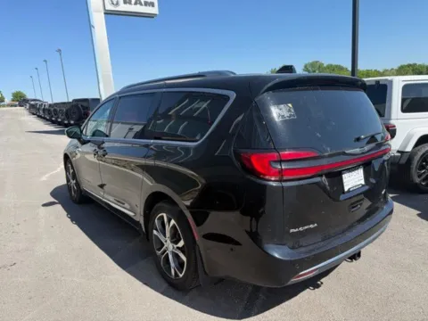 More photos of 2025 Chrysler Pacifica Pinnacle at Airport Chrysler Dodge Jeep Ram, MO