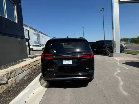 More photos of 2025 Chrysler Pacifica Pinnacle at Airport Chrysler Dodge Jeep Ram, MO