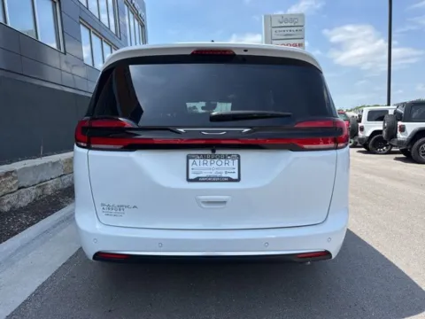 More photos of 2027 Chrysler Pacifica Select at Airport Chrysler Dodge Jeep Ram, MO