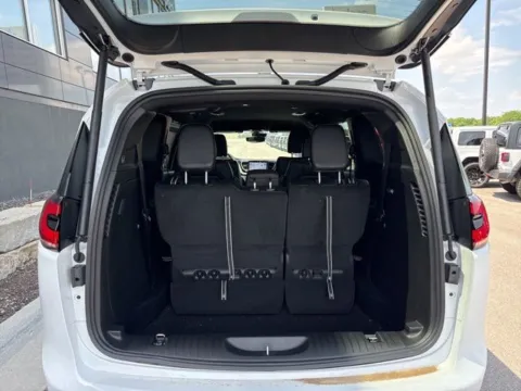 More photos of 2027 Chrysler Pacifica Select at Airport Chrysler Dodge Jeep Ram, MO