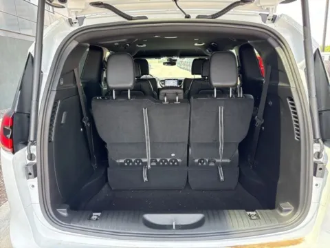 More photos of 2027 Chrysler Pacifica Select at Airport Chrysler Dodge Jeep Ram, MO