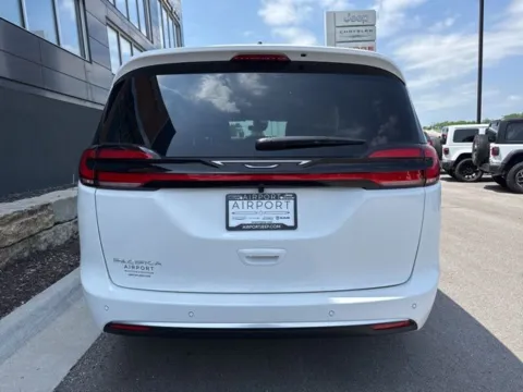 More photos of 2027 Chrysler Pacifica Select at Airport Chrysler Dodge Jeep Ram, MO