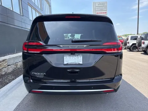 More photos of 2027 Chrysler Pacifica Select at Airport Chrysler Dodge Jeep Ram, MO