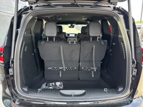More photos of 2027 Chrysler Pacifica Select at Airport Chrysler Dodge Jeep Ram, MO