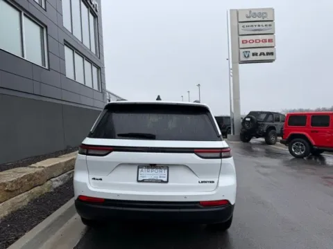 More photos of 2023 Jeep Grand Cherokee Limited at Airport Chrysler Dodge Jeep Ram, MO
