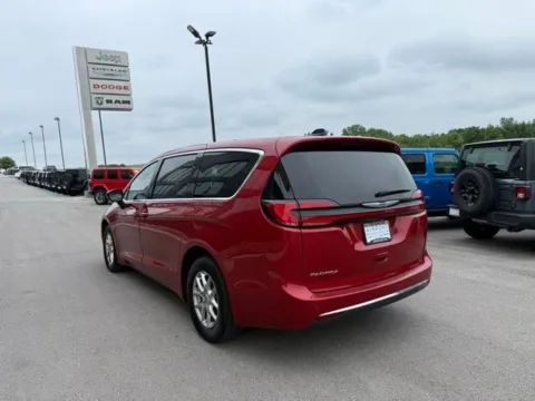 More photos of 2025 Chrysler Pacifica Select at Airport Chrysler Dodge Jeep Ram, MO