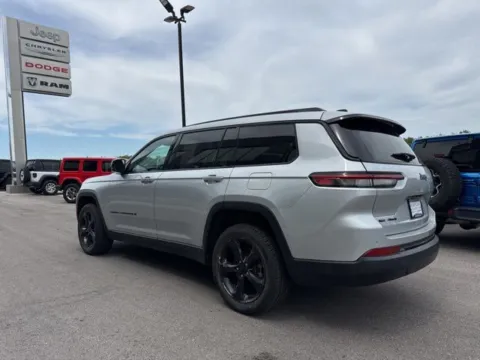 More photos of 2023 Jeep Grand Cherokee L Altitude at Airport Chrysler Dodge Jeep Ram, MO