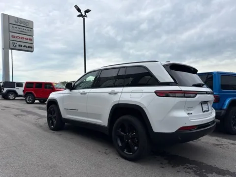 More photos of 2023 Jeep Grand Cherokee Limited at Airport Chrysler Dodge Jeep Ram, MO
