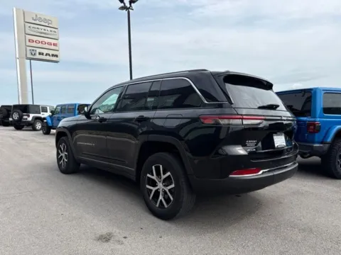 More photos of 2023 Jeep Grand Cherokee Limited at Airport Chrysler Dodge Jeep Ram, MO
