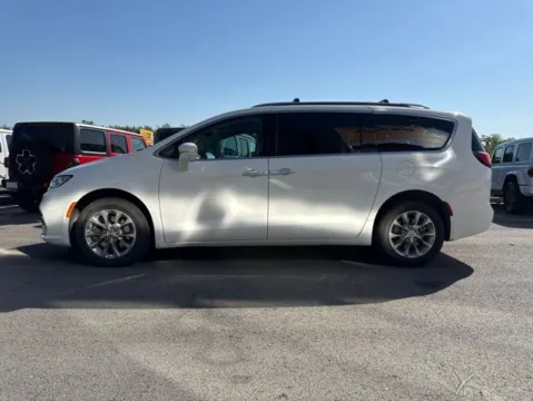More photos of 2021 Chrysler Pacifica Touring L at Airport Chrysler Dodge Jeep Ram, MO
