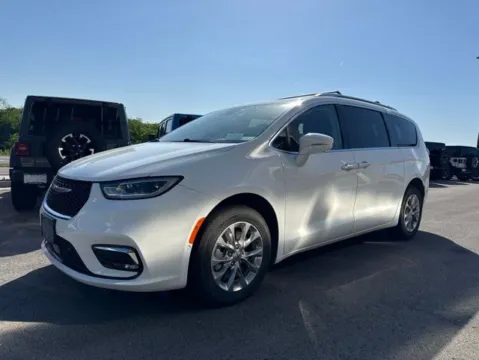 More photos of 2021 Chrysler Pacifica Touring L at Airport Chrysler Dodge Jeep Ram, MO