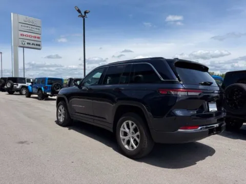 More photos of 2023 Jeep Grand Cherokee Limited at Airport Chrysler Dodge Jeep Ram, MO