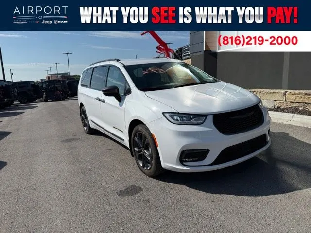 2024 Chrysler Pacifica Touring L AWD's photo