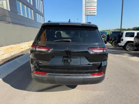 More photos of 2021 Jeep Grand Cherokee L Altitude at Airport Chrysler Dodge Jeep Ram, MO