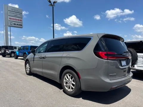 More photos of 2023 Chrysler Pacifica Touring L at Airport Chrysler Dodge Jeep Ram, MO