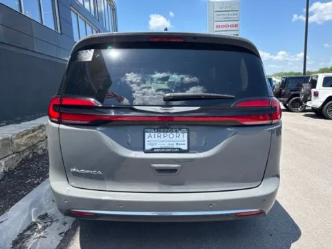 More photos of 2023 Chrysler Pacifica Touring L at Airport Chrysler Dodge Jeep Ram, MO