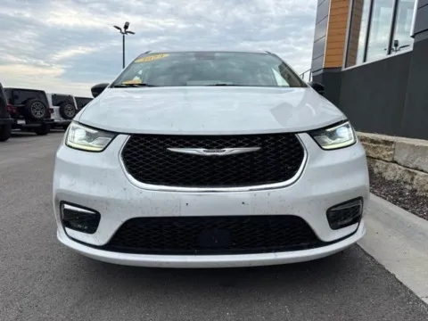 More photos of 2024 Chrysler Pacifica Limited at Airport Chrysler Dodge Jeep Ram, MO