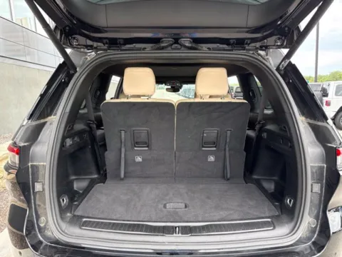 More photos of 2023 Jeep Grand Cherokee L Limited at Airport Chrysler Dodge Jeep Ram, MO