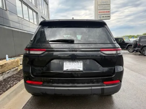 More photos of 2024 Jeep Grand Cherokee Altitude at Airport Chrysler Dodge Jeep Ram, MO