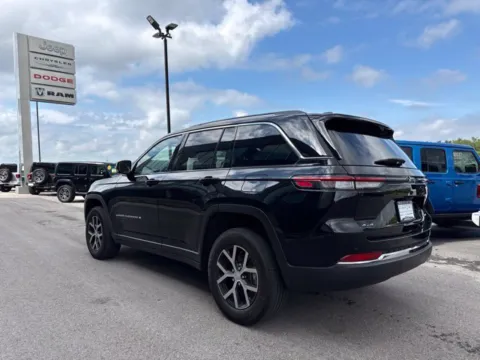 More photos of 2023 Jeep Grand Cherokee Limited at Airport Chrysler Dodge Jeep Ram, MO