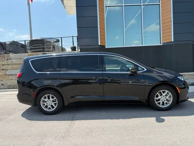 Used 2023 Chrysler Pacifica Touring L with VIN 2C4RC1BG3PR627483 for sale in Kansas City