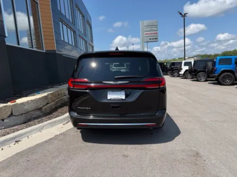 More photos of 2023 Chrysler Pacifica Touring L at Airport Chrysler Dodge Jeep Ram, MO