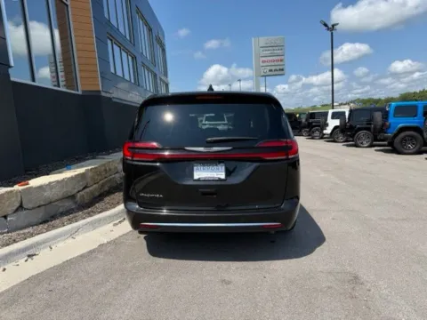 More photos of 2023 Chrysler Pacifica Touring L at Airport Chrysler Dodge Jeep Ram, MO