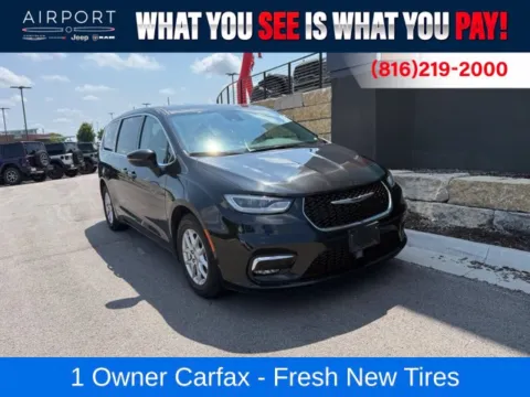 Black 2023 Chrysler Pacifica Touring L for sale in Platte City, MO