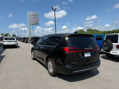 More photos of 2023 Chrysler Pacifica Touring L at Airport Chrysler Dodge Jeep Ram, MO