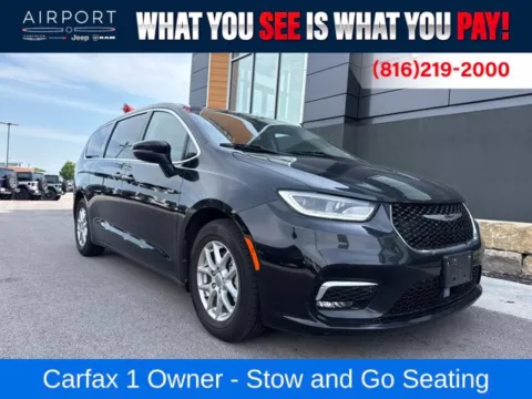 Black 2023 Chrysler Pacifica Touring L for sale in Platte City, MO