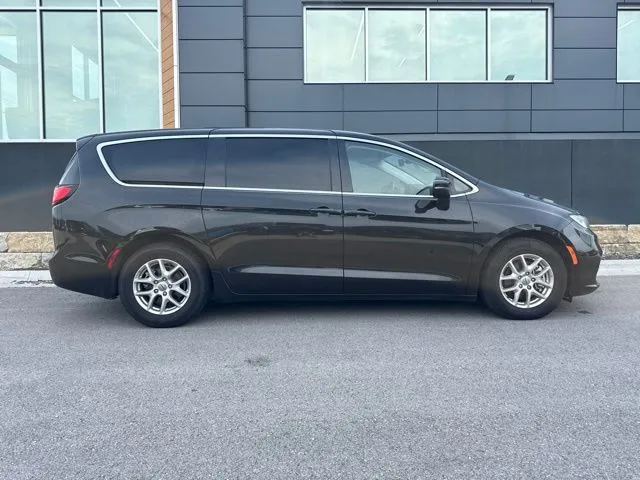 Used 2023 Chrysler Pacifica Touring L with VIN 2C4RC1BG0PR532671 for sale in Kansas City
