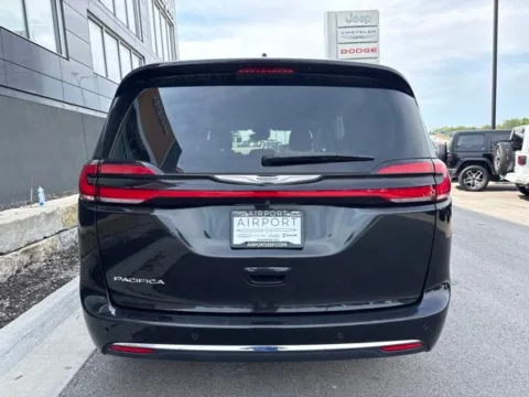 More photos of 2023 Chrysler Pacifica Touring L at Airport Chrysler Dodge Jeep Ram, MO