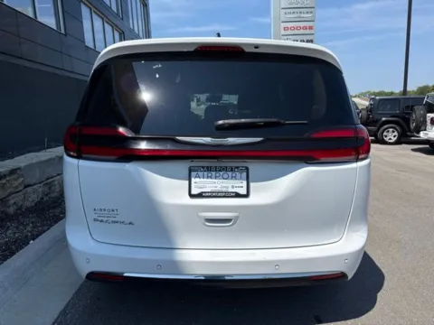 More photos of 2023 Chrysler Pacifica Touring L at Airport Chrysler Dodge Jeep Ram, MO