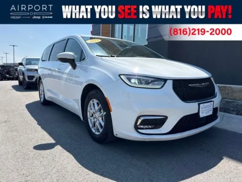 White 2023 Chrysler Pacifica Touring L for sale in Platte City, MO