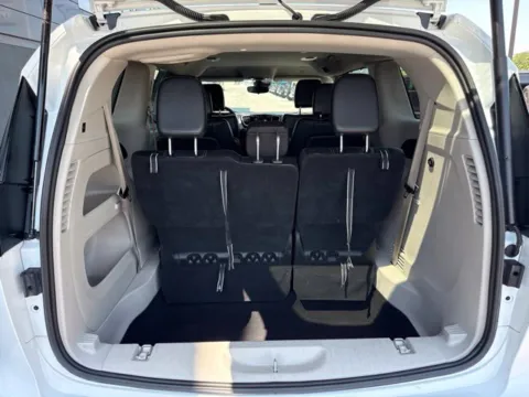 More photos of 2023 Chrysler Pacifica Touring L at Airport Chrysler Dodge Jeep Ram, MO