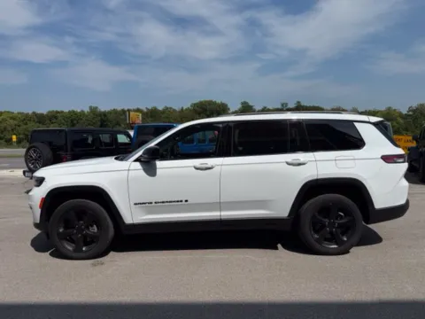 More photos of 2023 Jeep Grand Cherokee L Altitude X at Airport Chrysler Dodge Jeep Ram, MO