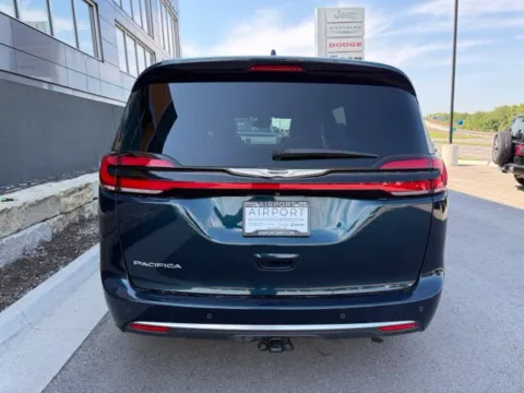 More photos of 2022 Chrysler Pacifica Pinnacle at Airport Chrysler Dodge Jeep Ram, MO