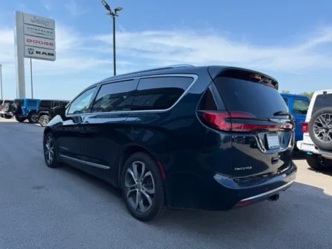 More photos of 2022 Chrysler Pacifica Pinnacle at Airport Chrysler Dodge Jeep Ram, MO